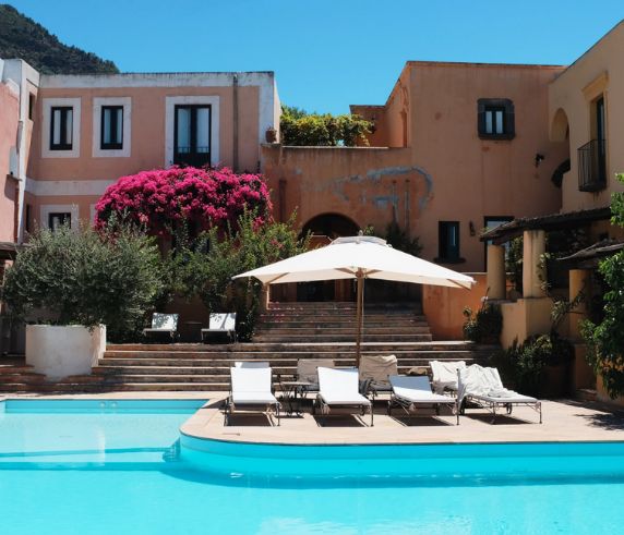 Romantic and private swimming pool at luxury hotel in Rome